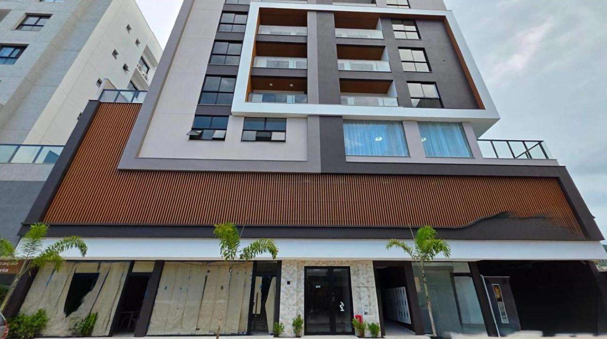 Fachada do edifício, esquina com a Avenida do Estado