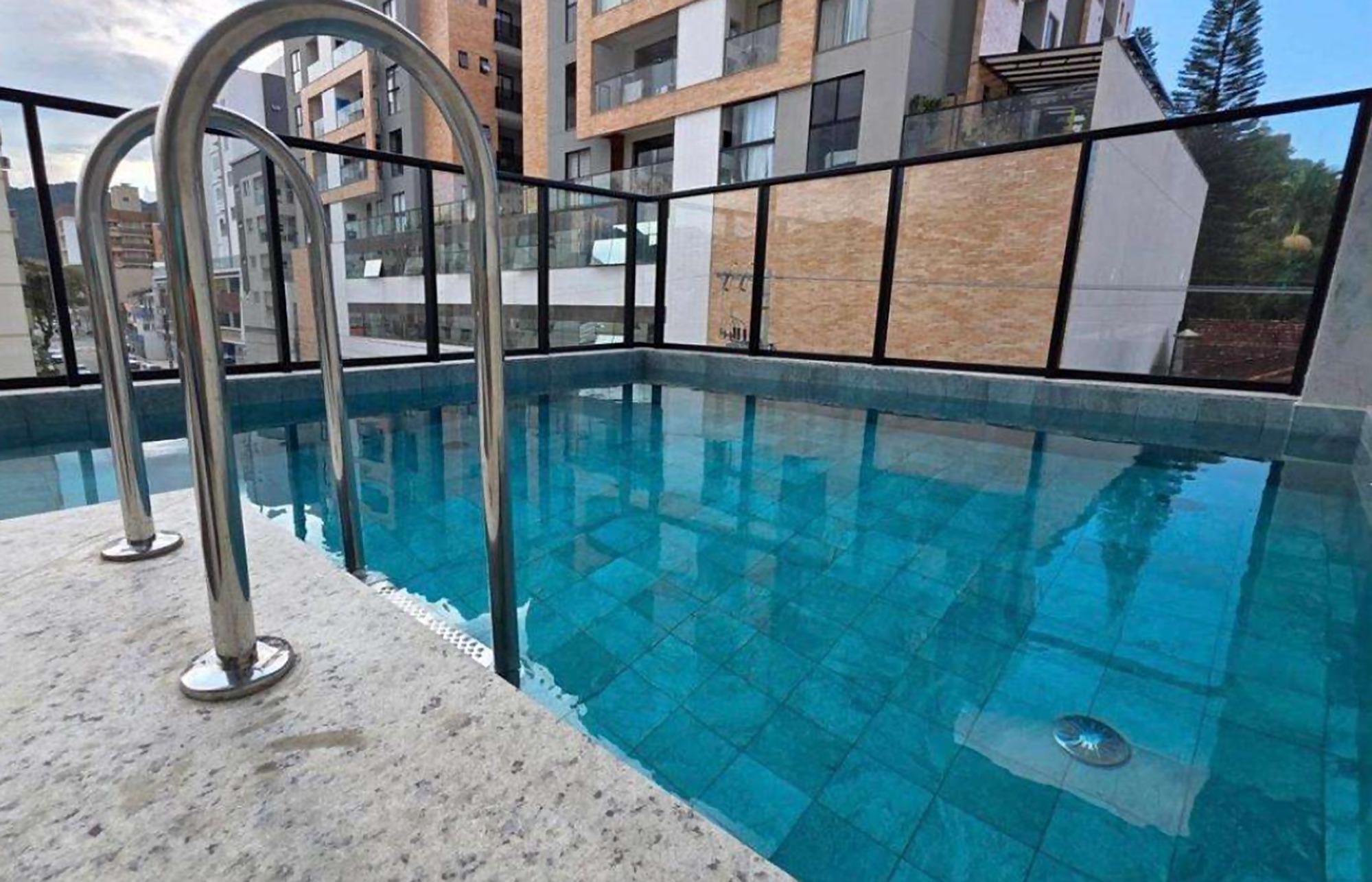 Piscina com vista para a cidade