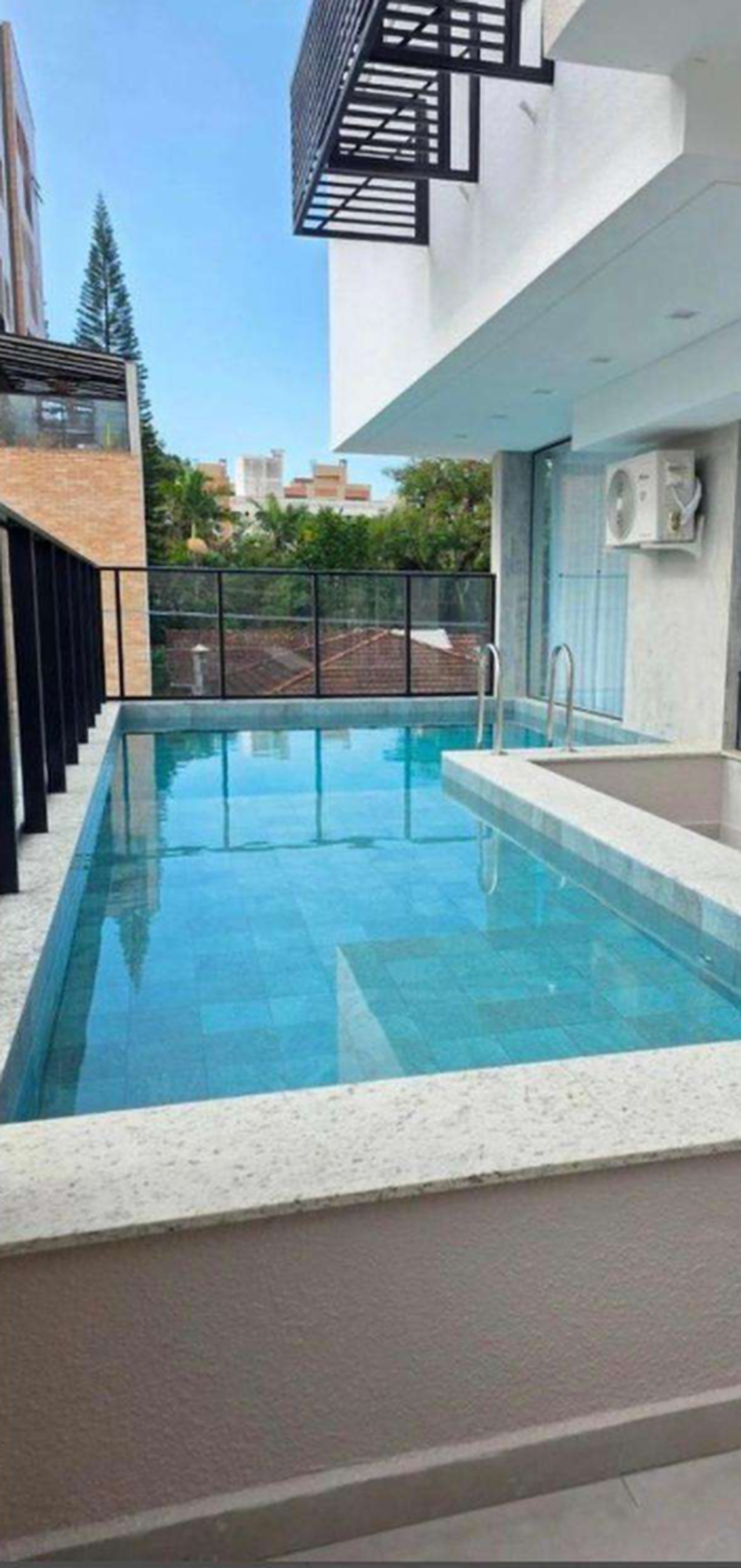 Piscina com hidromassagem